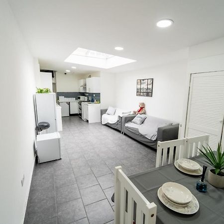 Stay Sa Equipped Studios Next To Uob And Qe! Birmingham Exterior photo