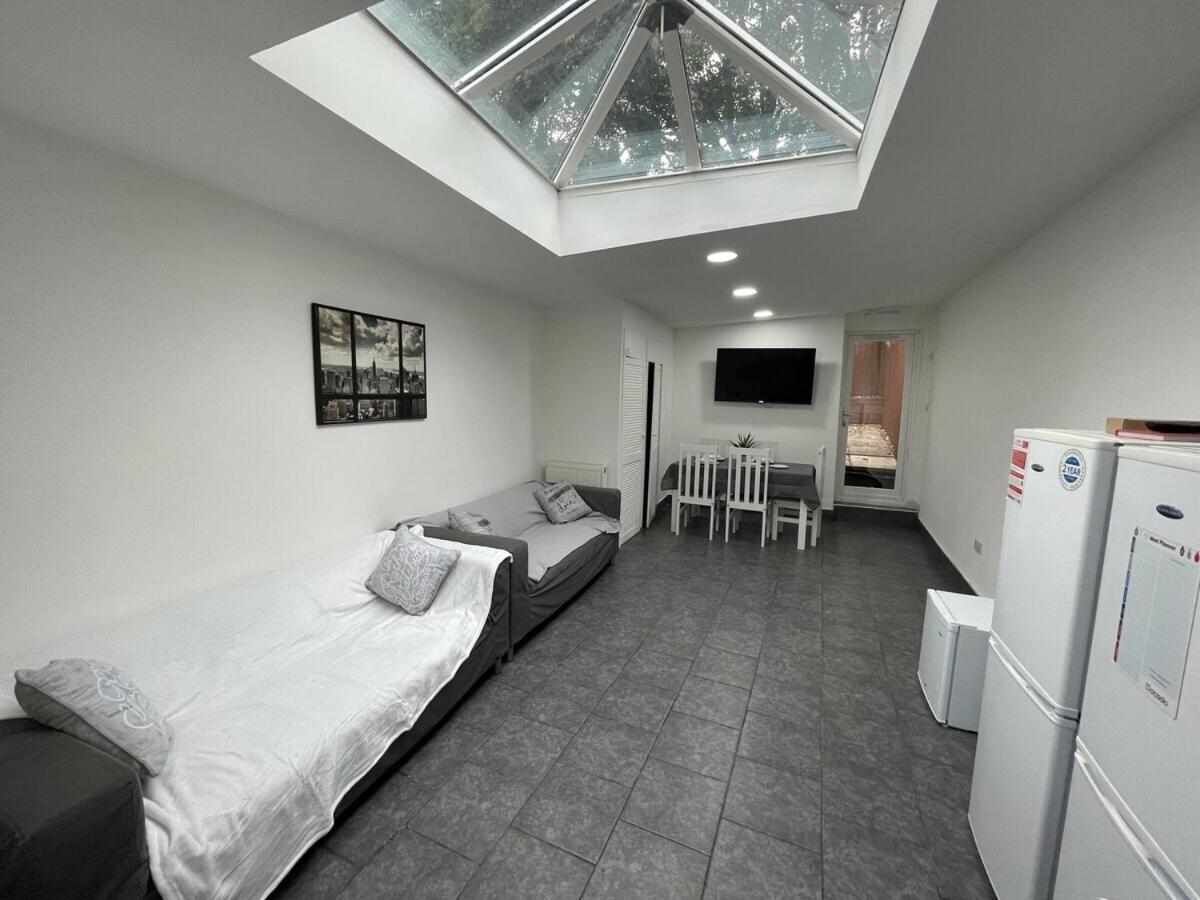 Stay Sa Equipped Studios Next To Uob And Qe! Birmingham Exterior photo